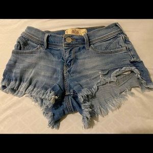 Hollister Girl High rise ripped dark wash denim short. Waist : 24.